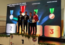 Zwycięzcy konkurencji kumite U18 -63 kg na podium z medalami i dyplomami podczas Mistrzostw Polski Karate WKF. - powiększ