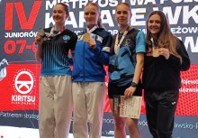 Cztery medalistki z uśmiechem prezentują medale i dyplomy podczas IV Mistrzostw Polski Karate WKF 2025. - powiększ
