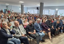 Grupa Ludzi siedzących  na widowni.  - powiększ