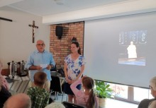 Mężczyzna i kobieta opowiadają. - powiększ