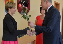 Burmistrz Wojciech Kankowski wręcza akt mianowania nauczycielce Aleksandrze Lademann - powiększ