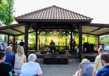Koncert na dziedzińcu w Żukowie. 