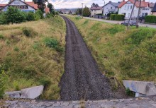  Zdemontowane tory kolejowe w centrum Żukowa – teren przygotowany pod dalsze etapy modernizacji linii kolejowej nr 201. - powiększ