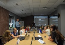 Grupka dzieci na zajęciach z półkolonii  - powiększ