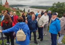 Grupka seniorów na wycieczce. - powiększ