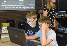 Dwóch chłopców siedzących przed laptopem . - powiększ