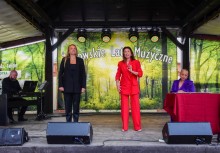 Dwie kobiety występujące na scenie. - powiększ