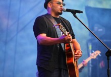 Wokalista gra na gitarze. - powiększ