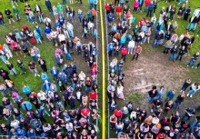 Zdjęcie z lotu ptaka tłumu ludzi. - powiększ