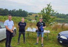 Trzej mężczyźni stojąc z pucharami na stole. - powiększ