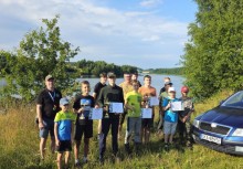 Grupa zawodników stojących do zdjęcia  - powiększ