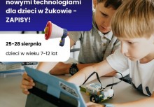 2 chłopców siedzi przy stole z tabletem i konstrukcją z klocków