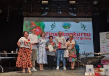 Na scenie stoją cztery kobiety oraz dwaj mężczyźni.