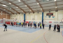 Wszyscy zawodnicy obu drużyn na środku hali - powiększ