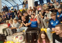 Publiczność, w centralnej części zdjęcia młody mężczyzna z bębnami  - powiększ