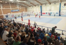 Na zdjęciu publiczność i hala sportowa na której trwa mecz - powiększ