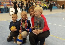 Burmistrz Gminy Żukowo z młodymi kibicami  - powiększ