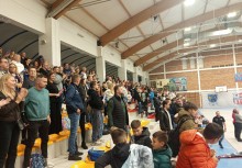 Publiczność dopinguje zawodników w trakcie meczu  - powiększ