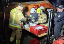 Strażacy przygotowujący wydawkę dla pracujących przy akcji - powiększ