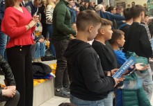 Publiczność dopinguje zawodników  - powiększ