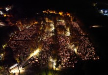 Cmentarz w Żukowie z lotu ptaka nocą - powiększ