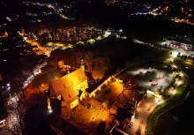 Cmentarz w Żukowie z lotu ptaka nocą - powiększ