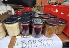 Dania w słoikach na stole  - powiększ