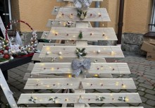 Drewniane choinki ozdobione światełkami - powiększ