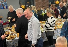 Ludzie w świetlicy w trakcie wigilii - powiększ