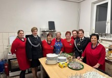 6 kobiet z KGW z dwiema druhnami - powiększ