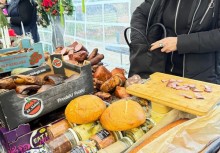 Stoisko z pieczywem i wędliną - powiększ