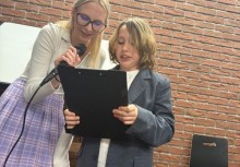 Dziecko i kobieta z mikrofonem - powiększ