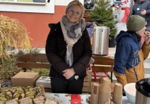 Stoisko z chlebem, smalcem i ogórkiem - powiększ