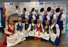 Kilkanaście kobiet z Gospodyń Wiejskich w Chwaszczynie w strojach kaszubskich - powiększ