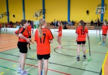 Zawodniczki unihokeja w trakcie gry - powiększ