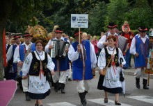 Przedstawiciele Gminy Żukowo w korowodzie dożynkowym - powiększ