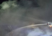 Strażacy gaszą pożar z podnośnika, mnóstwo dymu - powiększ