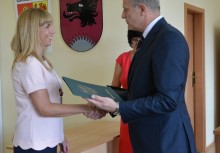 Burmistrz Wojciech Kankowski wręcza akt mianowania nauczycielce Anecie Hinc - powiększ