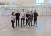 Na zdjęciu sześć osób na sali gimnastycznej - powiększ