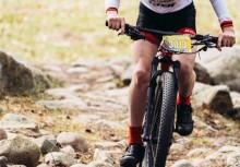 Na zdjęciu chłopak jadący na rowerze. - powiększ