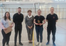 pięć osób na sali gimnastycznej  - powiększ