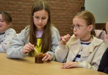 Dwie dziewczynki podczas degustacji miodu