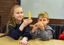 Dziewczynka i chłopiec trzymający przygotowane świece - powiększ