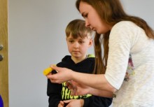 Dwie osoby podczas tworzenia świecy woskowej - powiększ