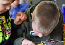 Dwóch chłopców podczas obserwacji mrówek - powiększ