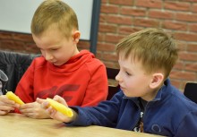 Dwóch chłopców trzymających świece woskowe - powiększ