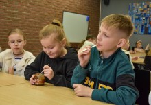 Dzieci podczas degustacji miodu - powiększ