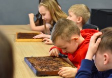 dzieci przyglądające się ramkom pszczelarskim - powiększ