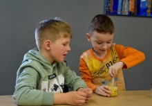 dwóch chłopców podczas degustacji miodu - powiększ