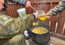 Garnek z zupą - powiększ